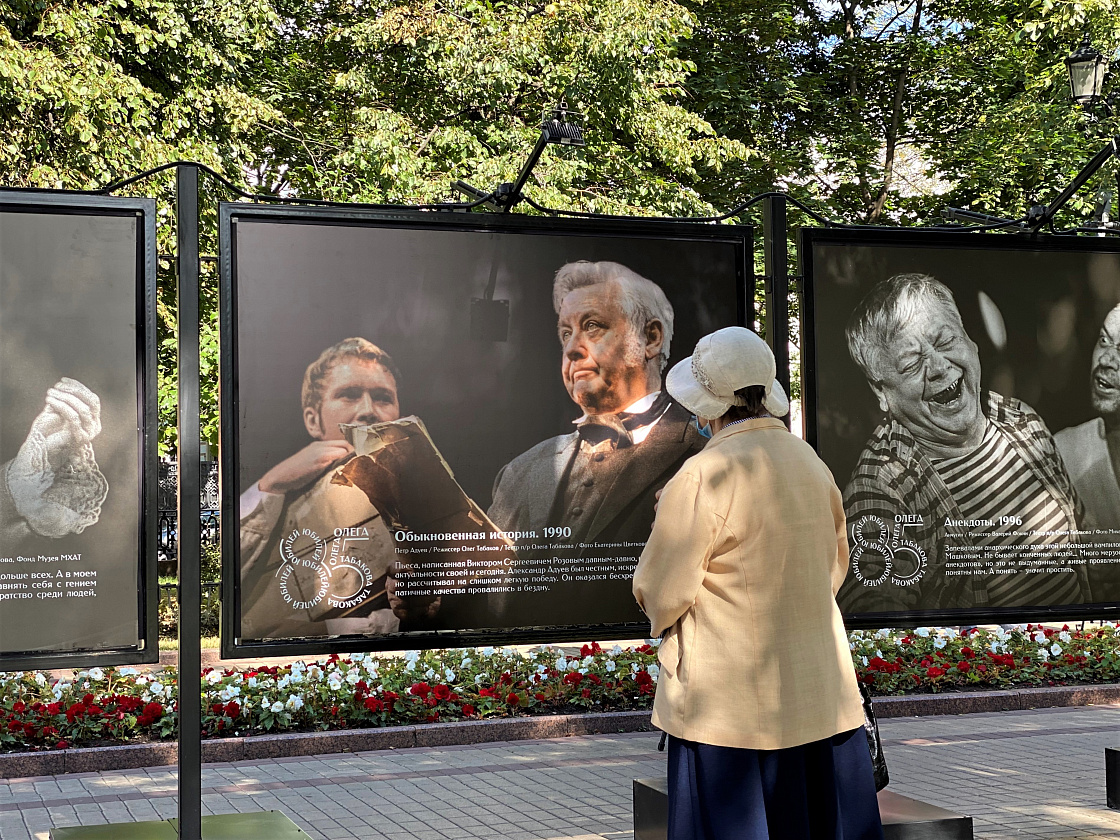 Фотовыставка, посвященная Олегу Табакову, открывается на Чистопрудном бульваре