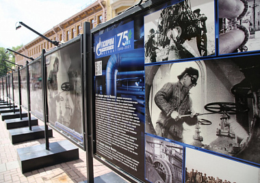 Торжественная церемония открытия фотовыставки "От истоков газовых потоков"