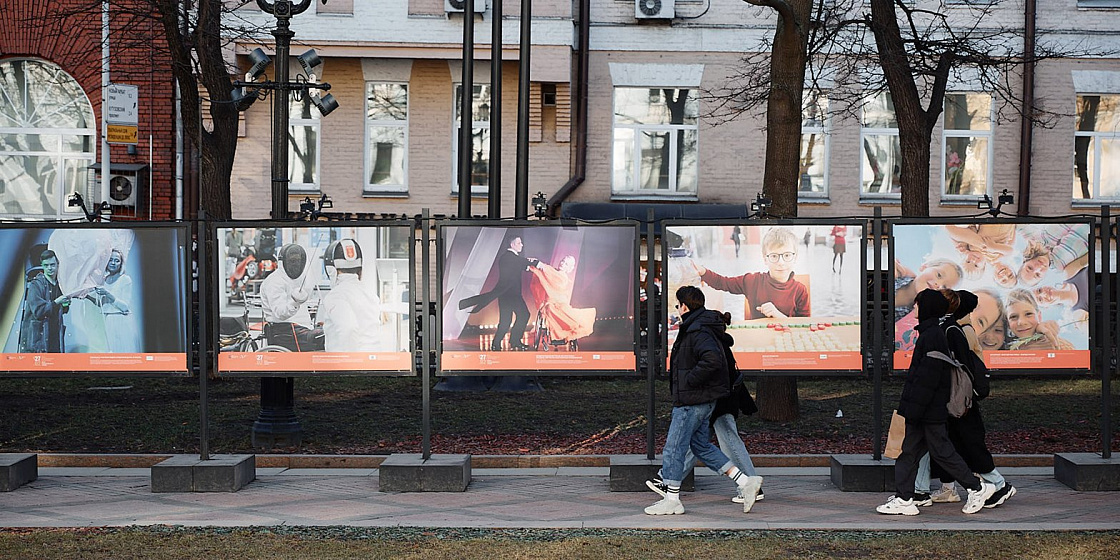 Фотовыставка "Город неравнодушных" на Никитском бульваре